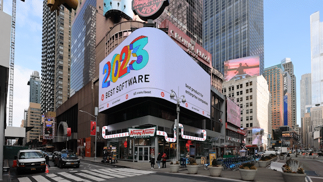 ニューヨーク、タイムズ スクエアのビルボードに表示された Smartsheet の受賞。
